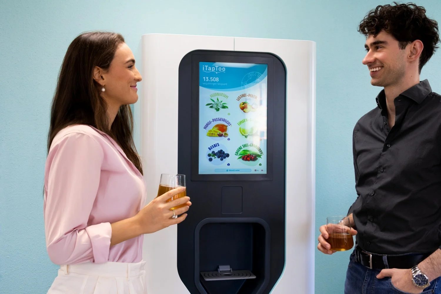 Twee mensen bij de watertap van iTapToo