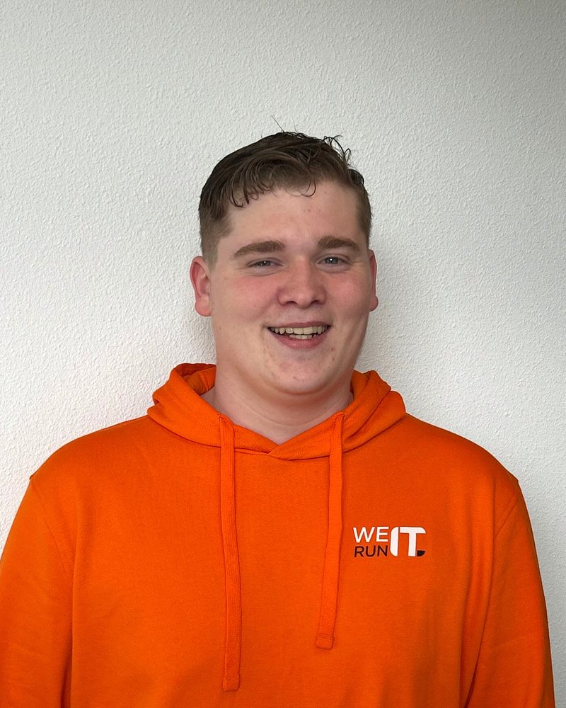 Portret van Jort Brouwers in een We Run IT-hoodie