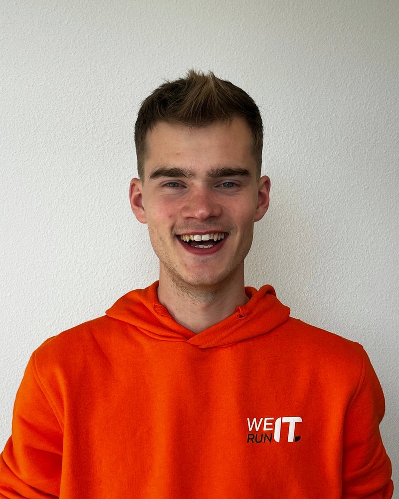 Portret van Tim Brouwers in een We Run IT-hoodie