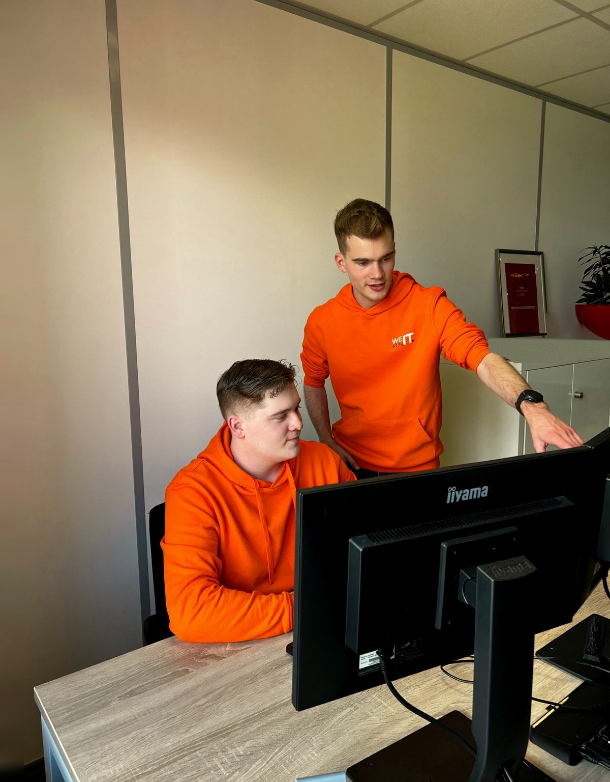 Het team van We Run IT aan het werk op kantoor
